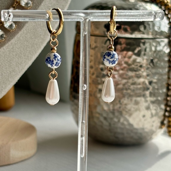 🌟BUY 1 GET 1 FREE🌟 BRAND NEW  Vintage Style Faux Pearl Earrings - Picture 2 of 4